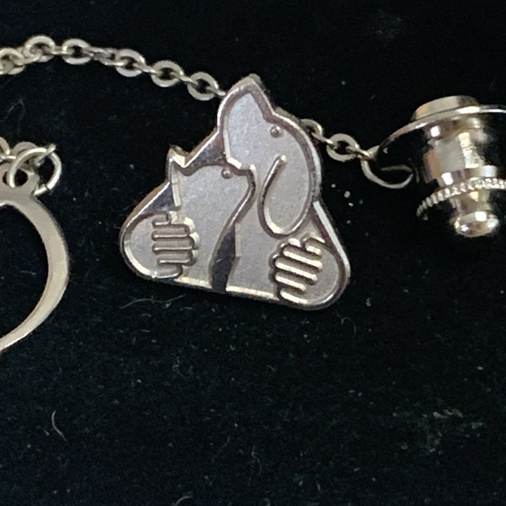 WSAVA‎ Tie Back Lapel Pin 1985 Tokyo Conference Dog Cat Hugging Silver Tone